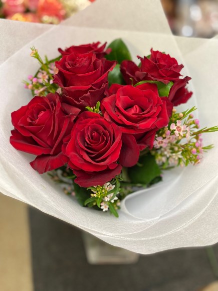 6 red roses 